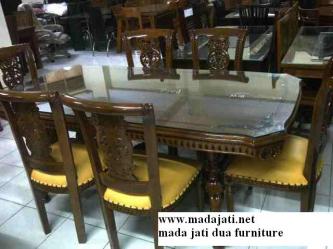 Kursi makan salina ruwet