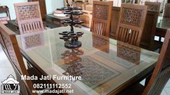 Kursi makan sribu bunga