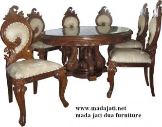 Kursi makan gelung keong